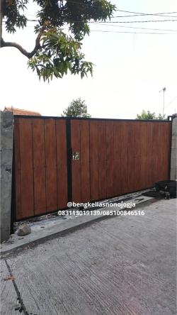 Pintu Gerbang Jogja Besi dan Kayu 