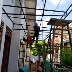Proses pemasangan kanopi galvalum