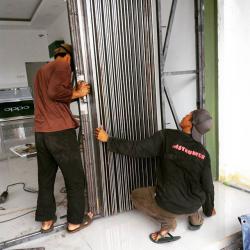 Proses pemasangan foldinggate model swing