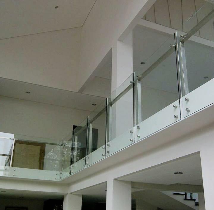 Relling tangga stainless dan kaca